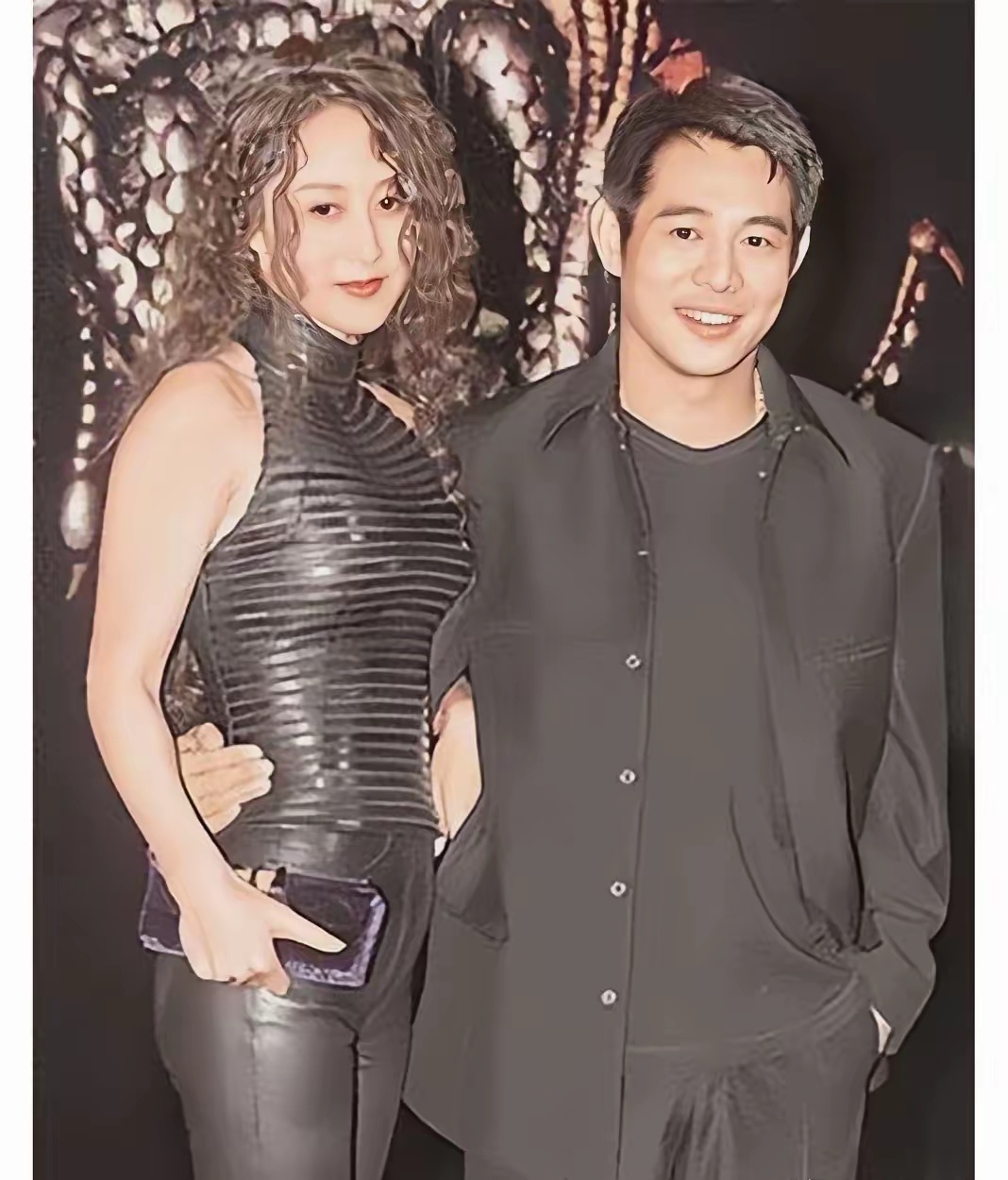 这张2001年的活动旧照，定格了李连杰与利智同框的瞬间。 