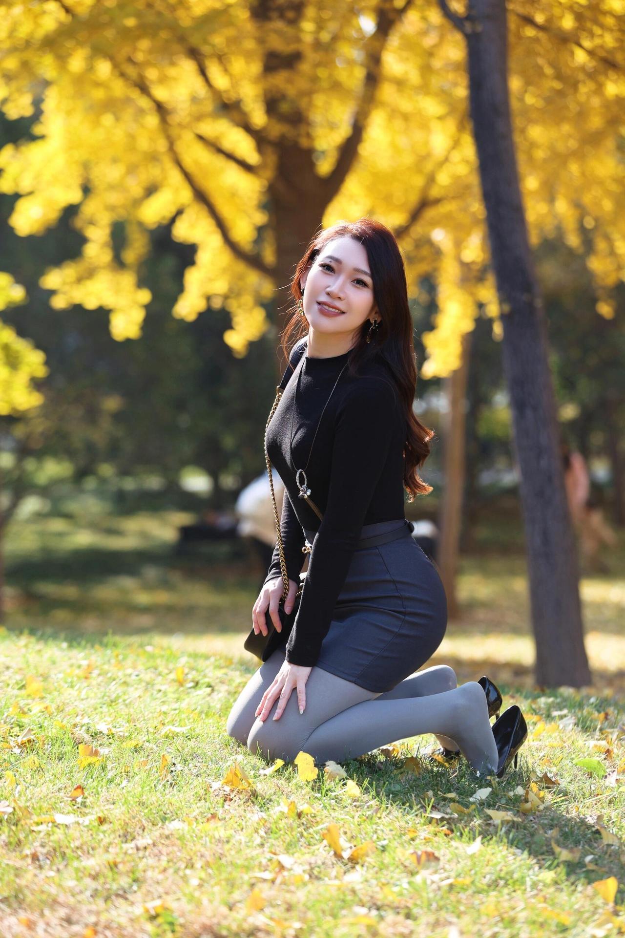 OOTD｜秋日轻熟风，把银杏黄的浪漫穿进日常
 
这套秋日穿搭太适合在银杏树下拍