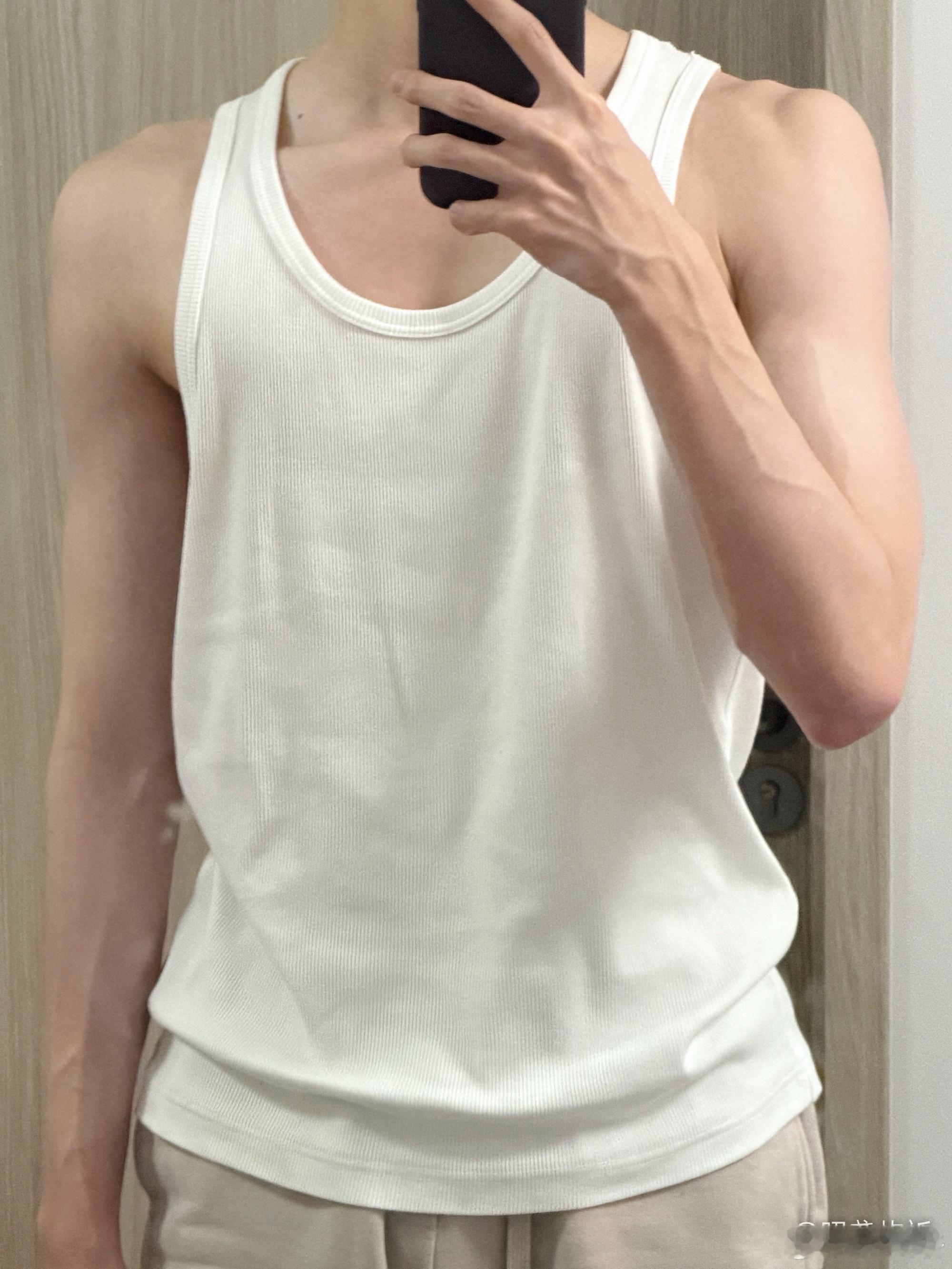 好想在黄朔胳膊上咬一口留下个牙印…… ​​​