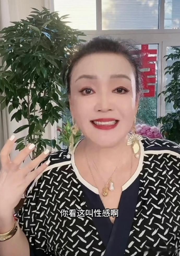 张兰在直播间维护儿媳妇Mandy：我们这大嘴一咧跟大元宝似的，黄金万两！兰姐这口