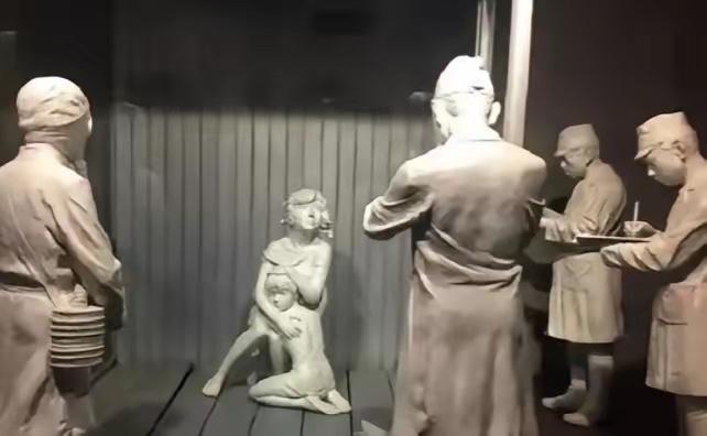 1938年，为了满足自己对女性生殖构造的好奇心，一鬼子军医让人把一女人使劲儿摁倒