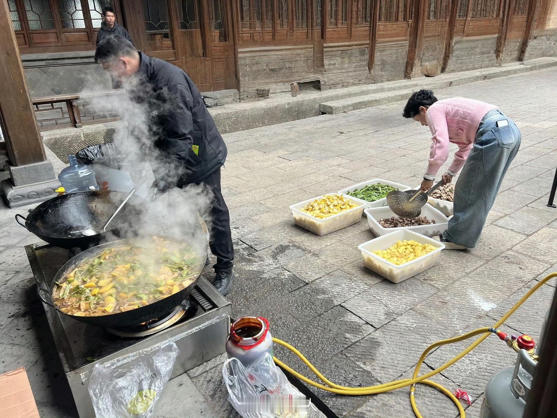 杨紫请客吃铁锅炖杨紫请玉兰花开君再来剧组吃铁锅炖人美心善的小紫来给全组改善伙食啦