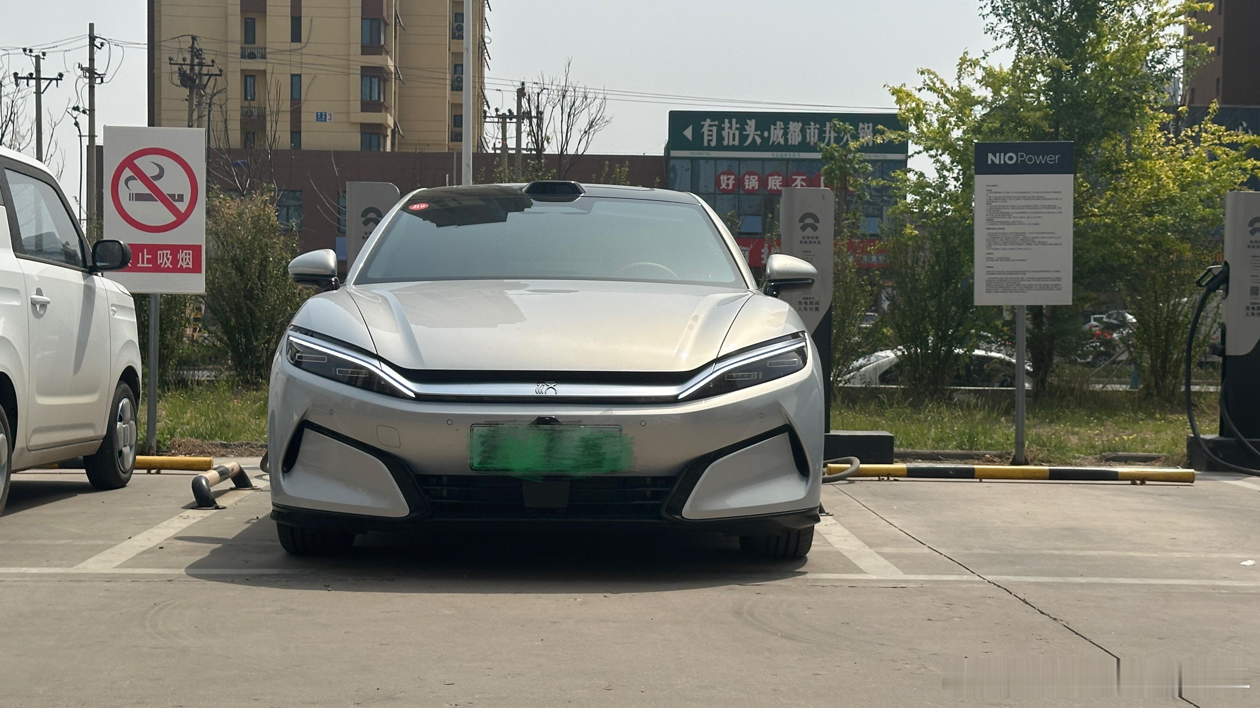 在邯郸蔚来超充站给比亚迪汉L充电，聊聊感受：第一点，比亚迪汉L70%以内的充电时