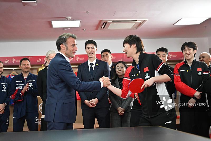 与法国总统马克龙互动合影 | VCG 