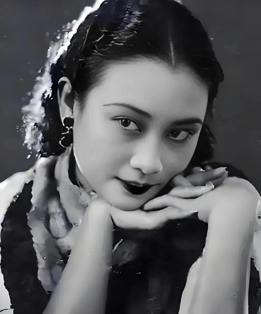 1989年4月23日，中国早期著名电影明星‌胡蝶‌在加拿大逝世，享年81岁。