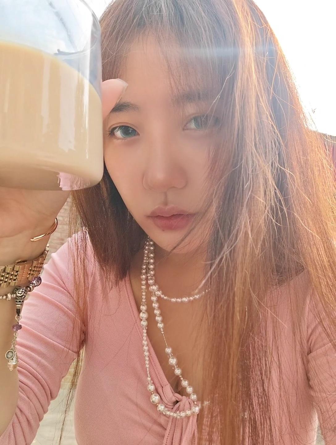 从昨晚十点多一觉睡到今天十点半，舒服了好几天的熬夜都补回来了然后自制拿铁晒晒太阳