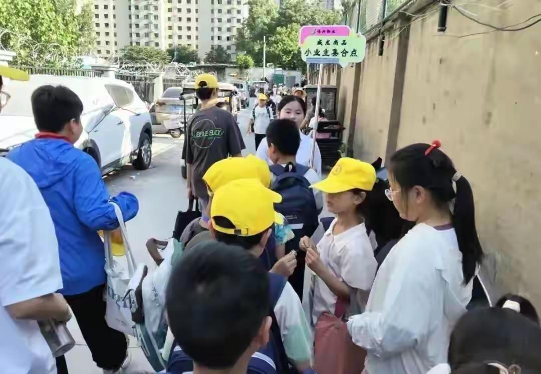 曾因免费接娃、辅导作业出圈的河南郑州新郑金秋乐园小区伟兴物业，近日正式发布撤场通
