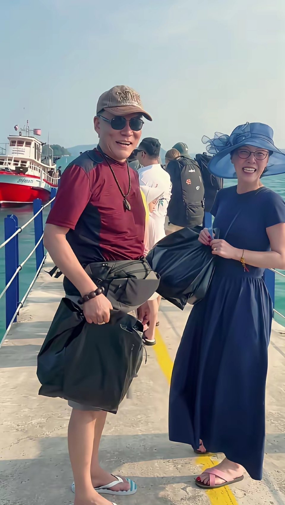 看来和谁在一起真的不一样，李国庆和张丹红两人的状态都超级好，超级开心，有一种夕阳