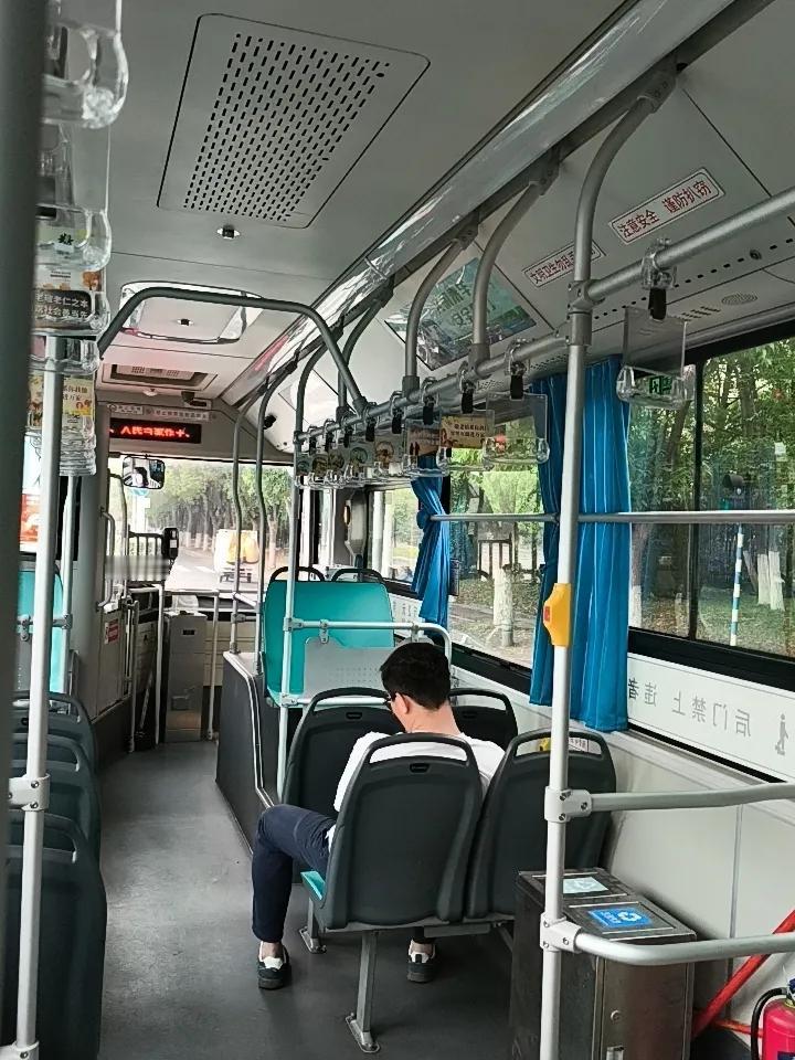 这就像真心话茶局，每个人都有自己的疲惫和故事。在茶局里，大家能抛开伪装，倾诉生活
