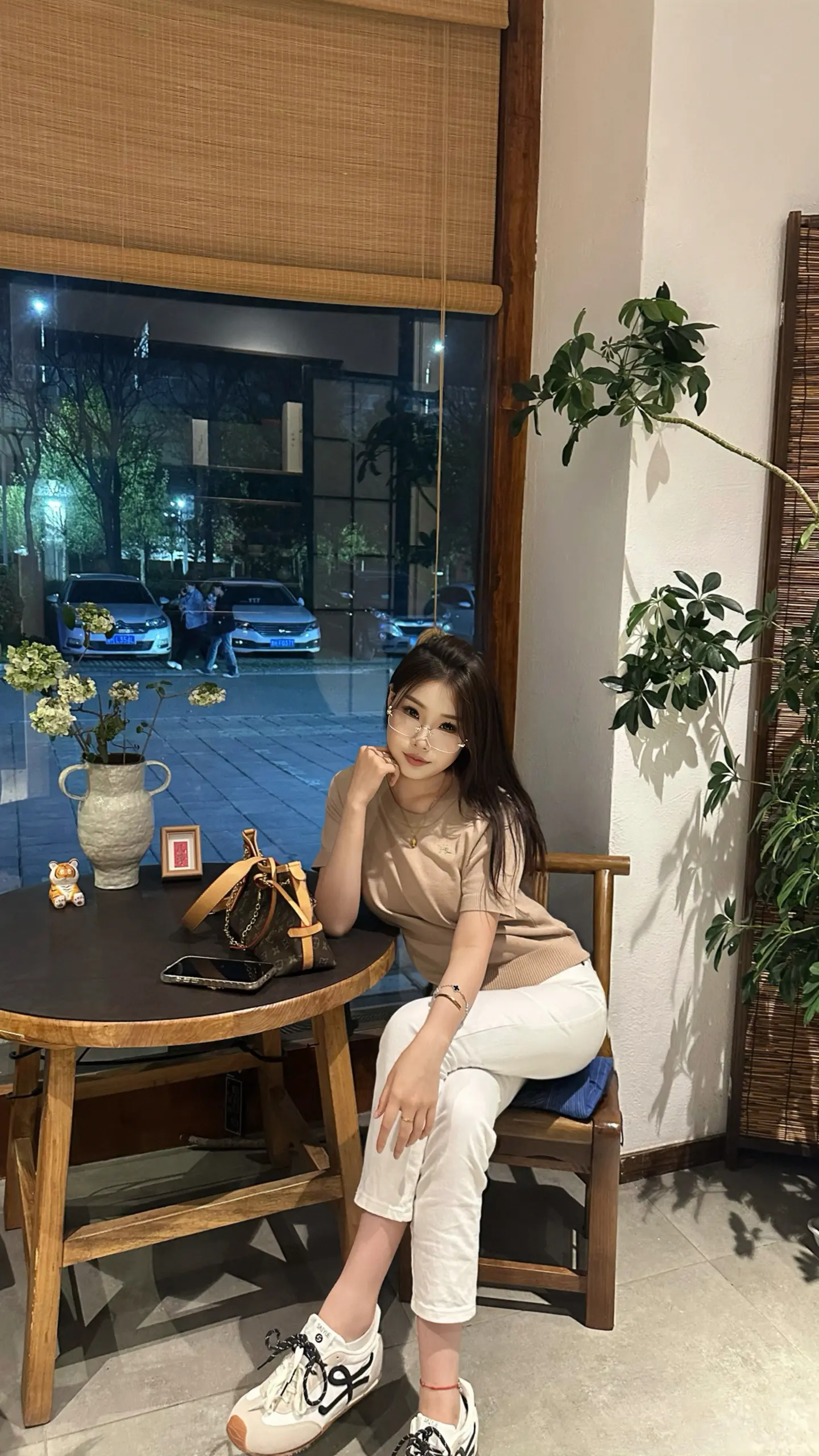 如果是你站在我的面前 张开双臂笑眯眯 那命运安排我的酸涩与苦楚 我都甘之如饴