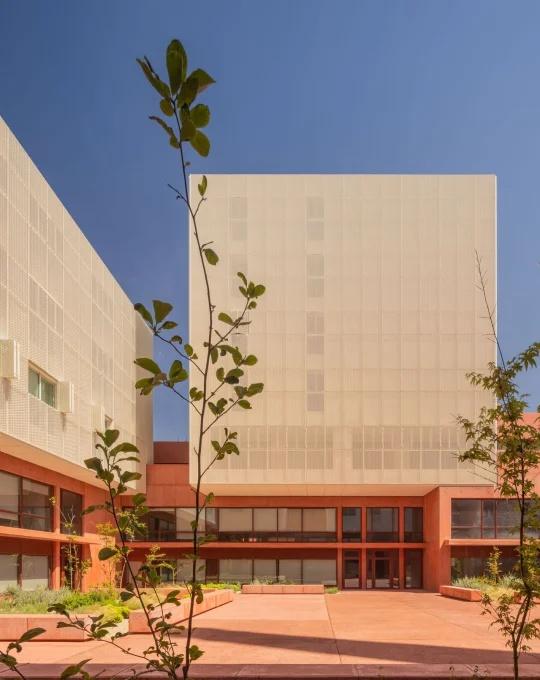 看看老旧建筑用金属网做了改造后
项目是一座老旧的啤酒加工厂
红色的砖墙已经略显破