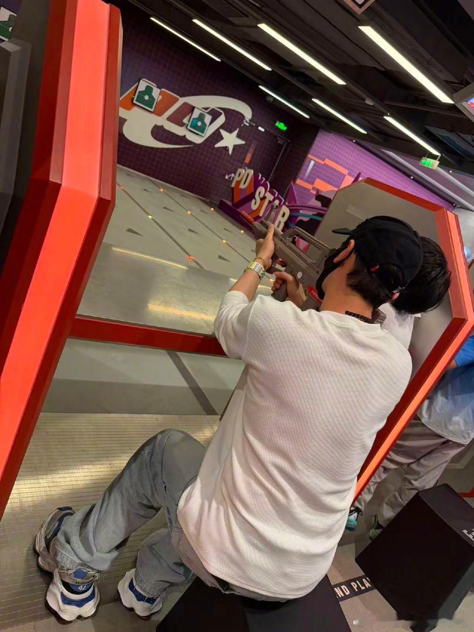 黄晓明被小海绵带飞我还以为会晒出baby，结果晒得是自己的妈妈