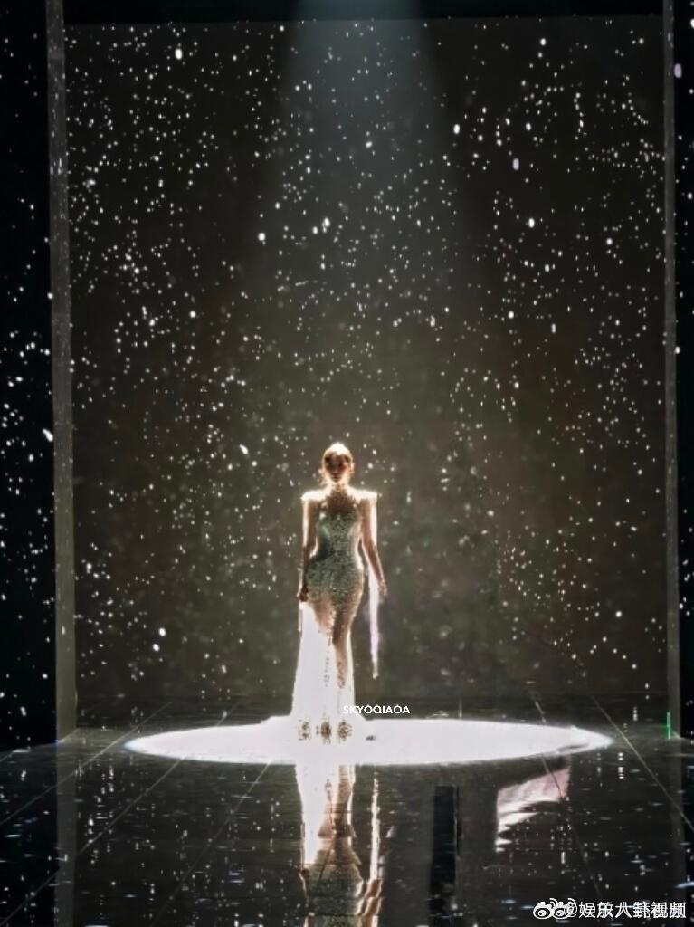 于文文的手腕和淤青于文文手腕有淤青超级敬业！以后会越来越好的微博之夜内场