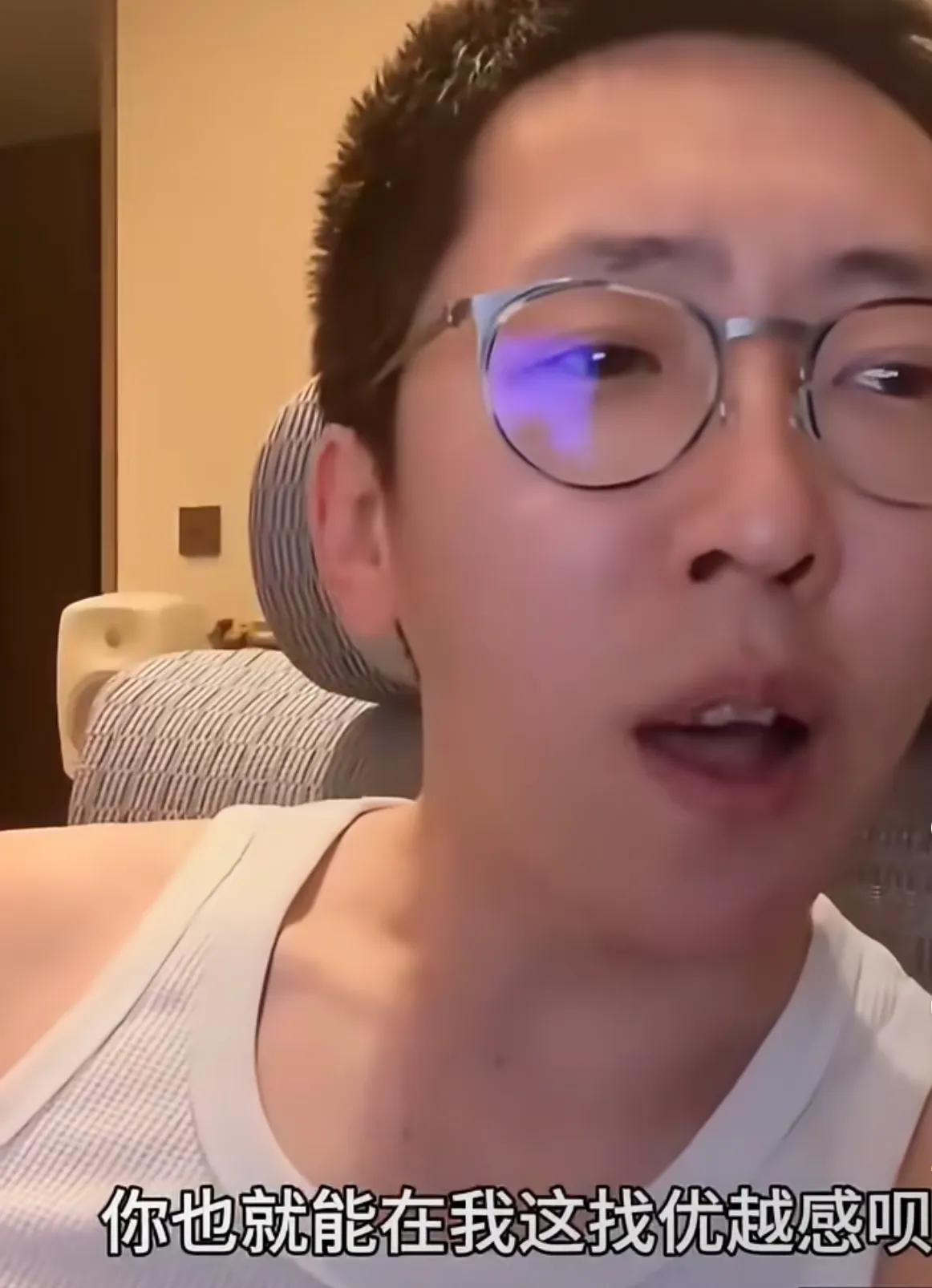 杨子在线调戏手哥。
这俩人真的好的不行。
直播连线都是甜腻的味道。
刘爽直播，杨