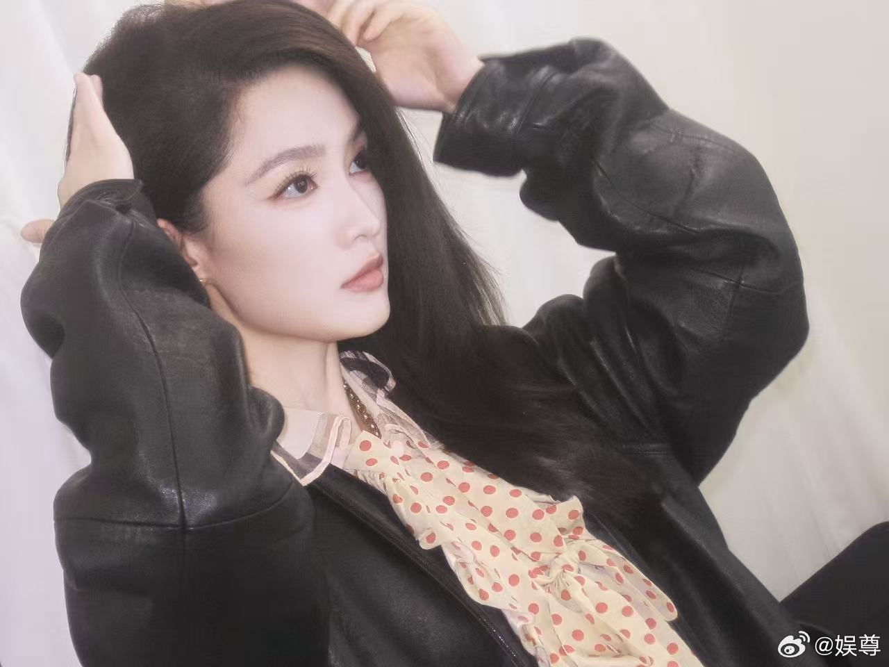 李沁Prada贵气千金李沁Prada港圈大小姐驾到现场镜头下完全无短板，卷发造型