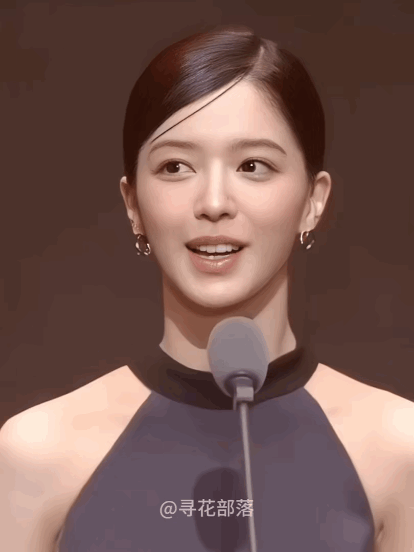 她娇羞的样子真的很迷人！她散发着一种梁咏琪般的魅力，五官精致甜美，皮肤细腻光滑。
