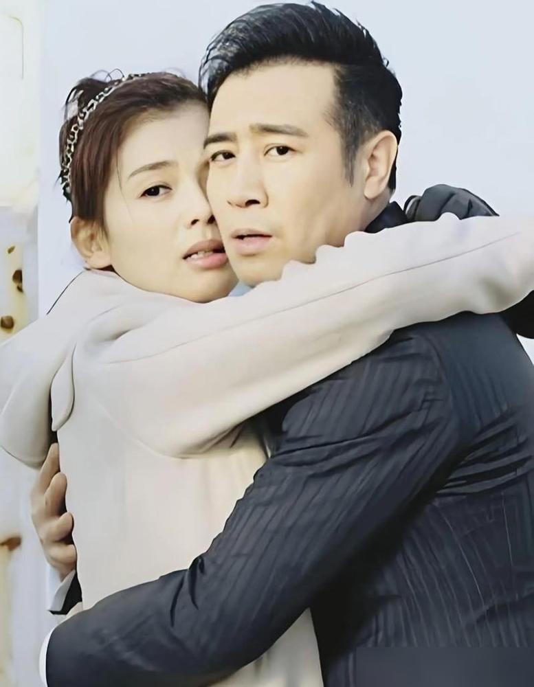 刘涛刚亲完，就当众捏着鼻子嫌于和伟嘴里烟味太冲。全场瞬间安静，都想看这戏怎么往下