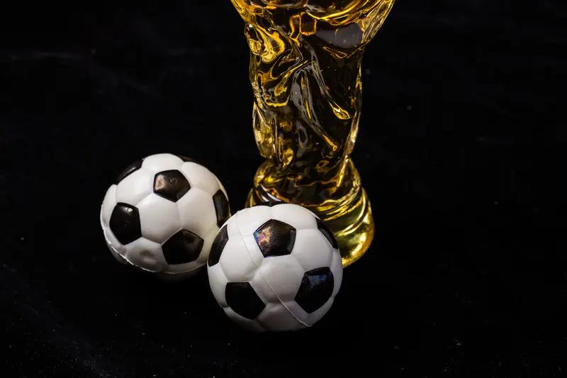 世界杯版权拉锯战真是一场大戏。国际足联给中国区初始报价2.5亿至3亿美元，比上届