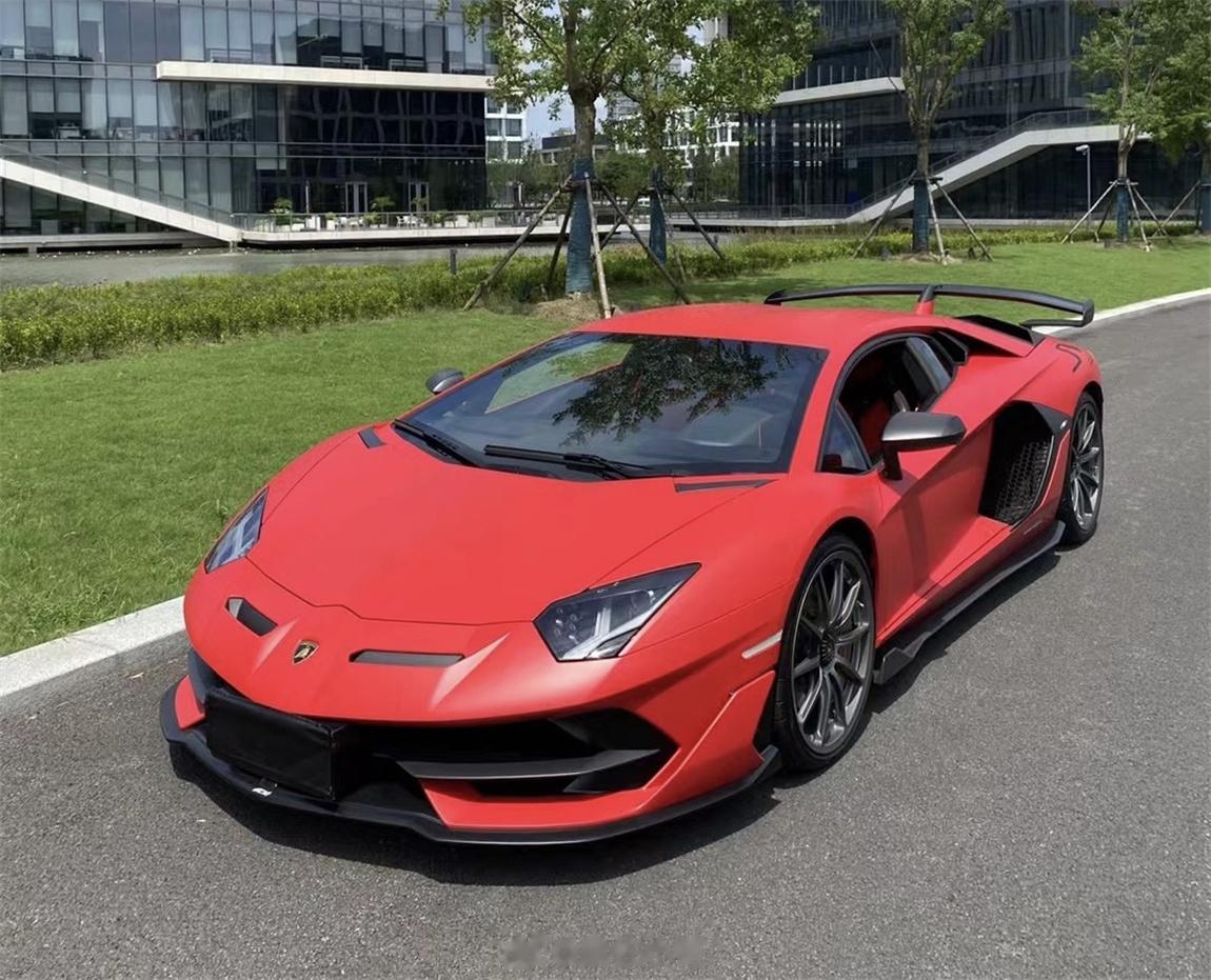 早安~兰博基尼 Aventador SVJ 哑光红/黑红2019年11月上牌，仪