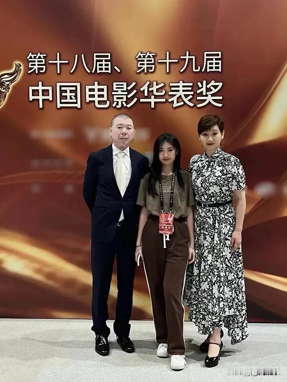 仔细看，徐朵长得越来越像爸爸，也像妈妈，说是养女，谁信呢？

有人说徐朵肯定是爸