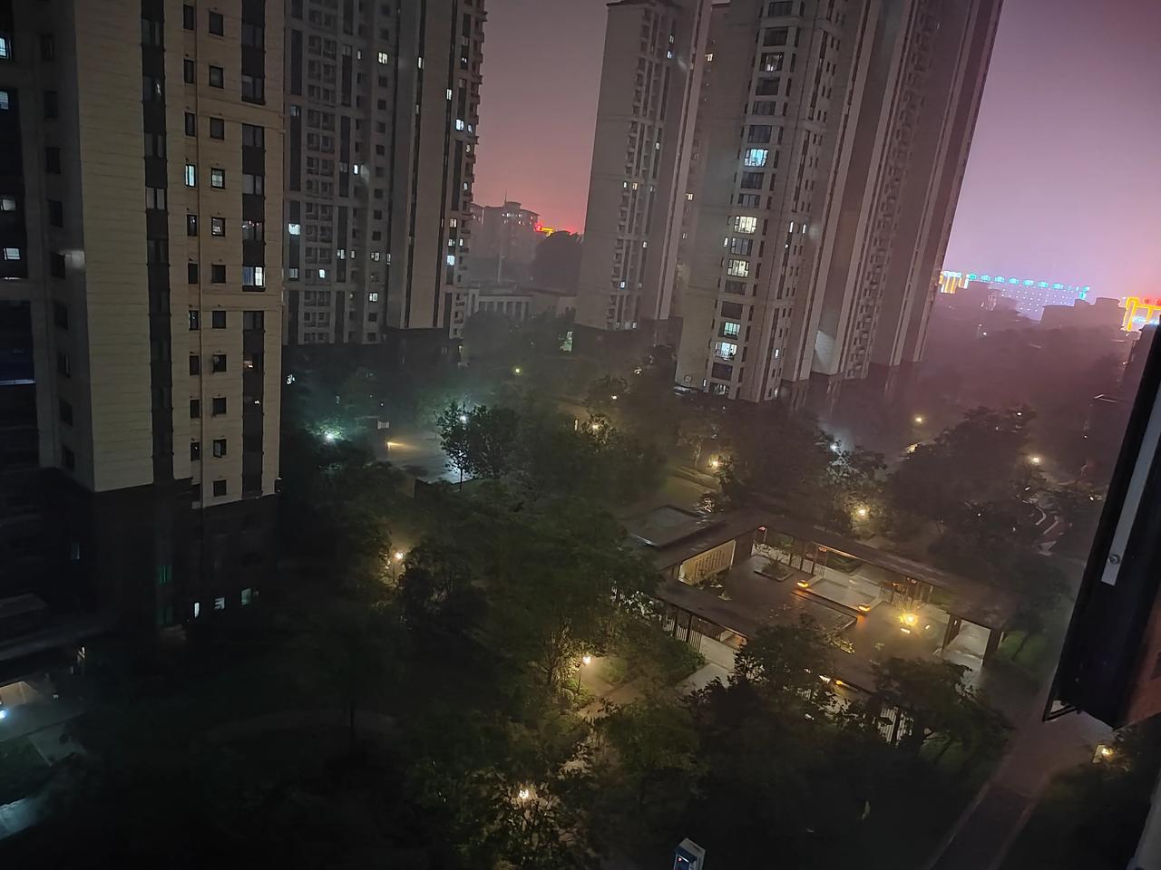 被眷顾的人，刚回来雨就下暴了。开车过水坑的时候记住关掉启停功能，车子不要放到低洼