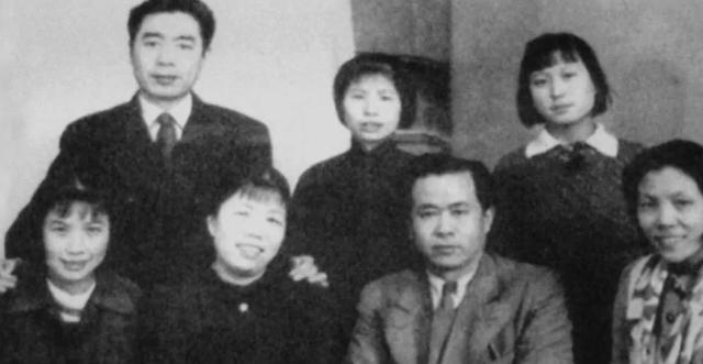 金山出轨金日成的秘书，彭德怀气到差点拔枪。
新中国刚成立那几年，百废待兴，国内外