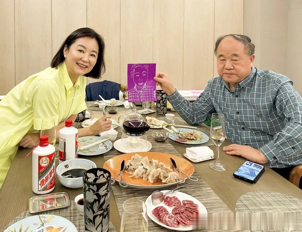 69岁的林青霞为莫言举办了一场家宴！吃着饺子喝着茅台，当场泼墨，绝对就是巅峰派对