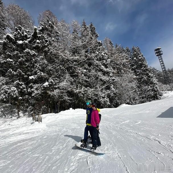 視后胡定欣脫單蜜運中，昨日更首次公開跟男友於日本滑雪的甜蜜照片，「媒人公」洪永城