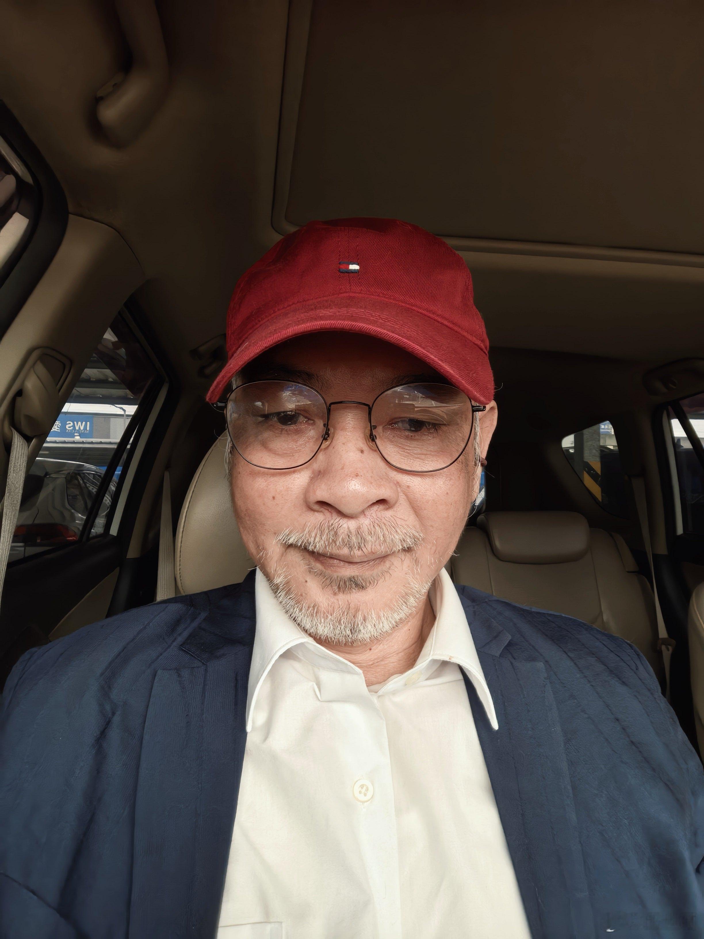 跟我的小紅帽一起上工。 ​​​