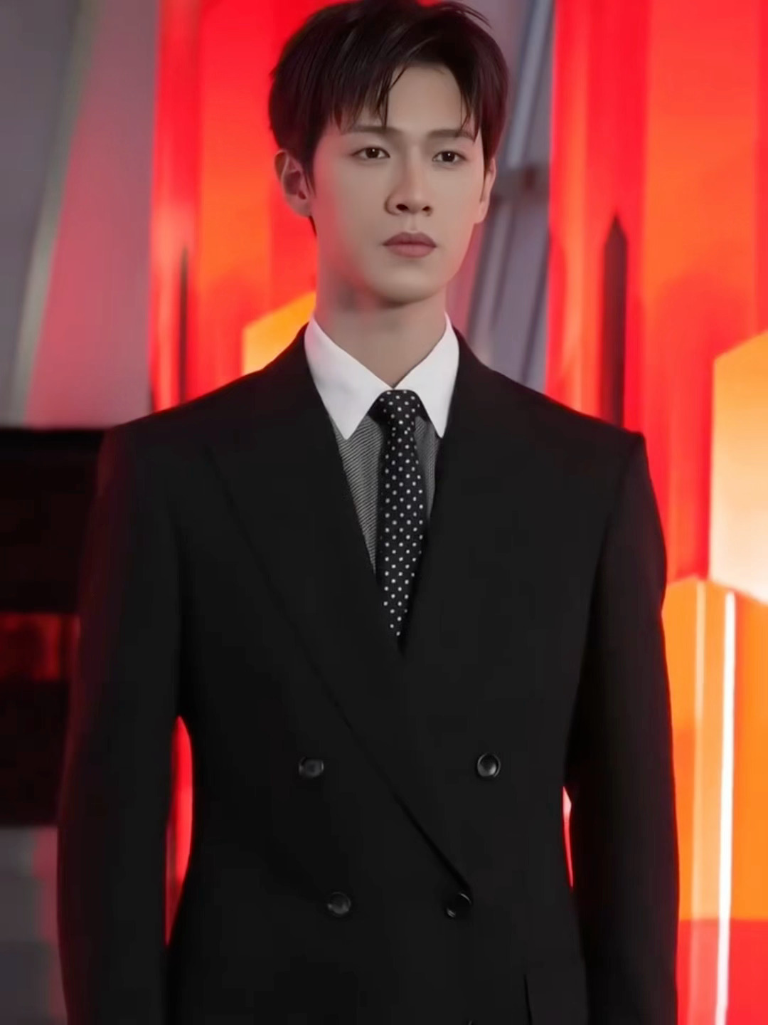 优雅小王子💍李昀锐黑西装造型路透