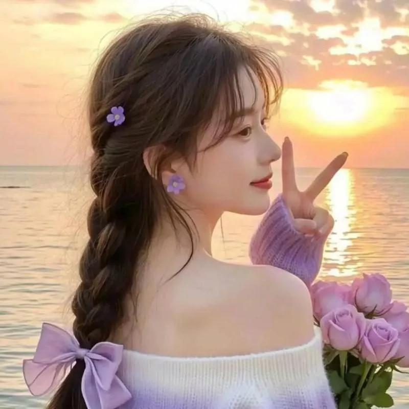 海边的浪漫时光，温柔微笑，紫色花海相伴紫色小花海 紫色花海氛围照 海边玫瑰之景 