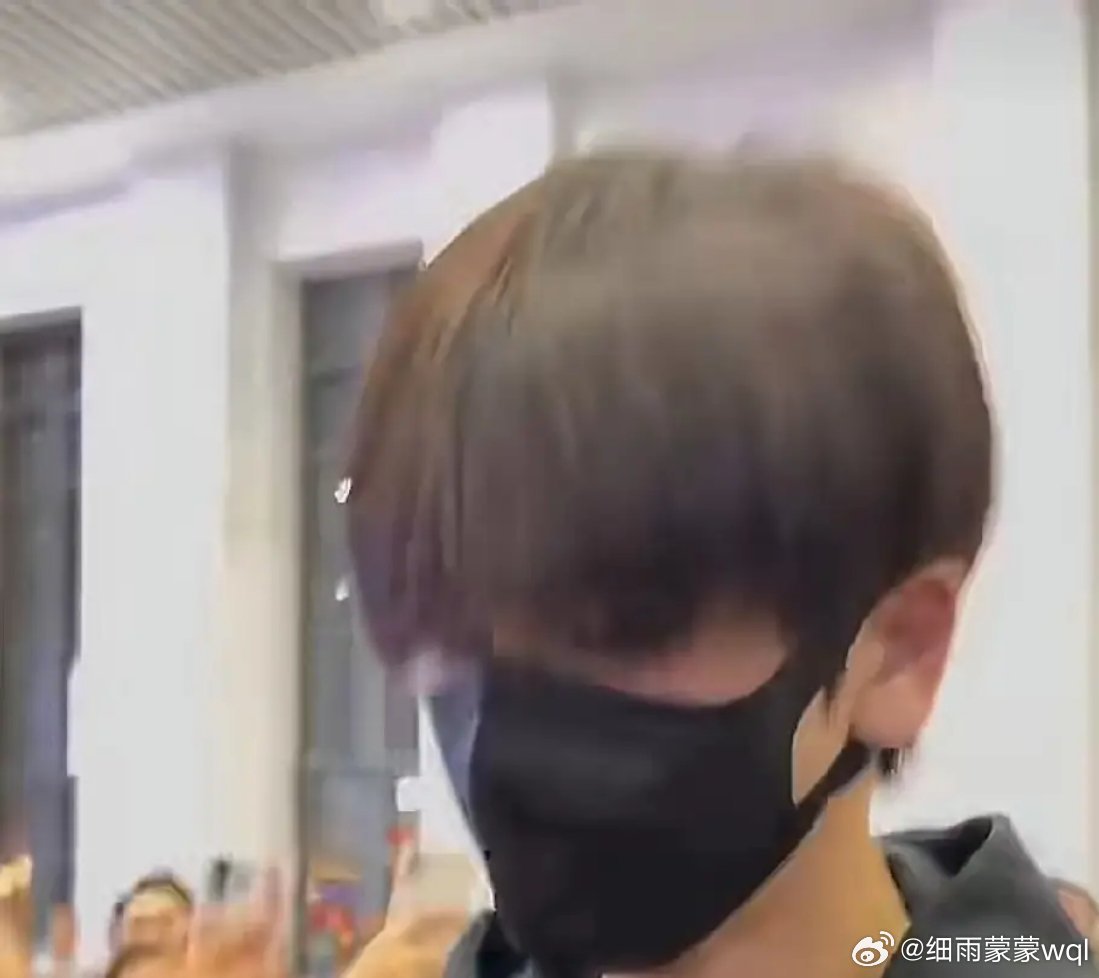 张凌赫看着好疲惫 最近刷到张凌赫的路透跟活动图，好多人都感慨：这小伙看着也太疲惫