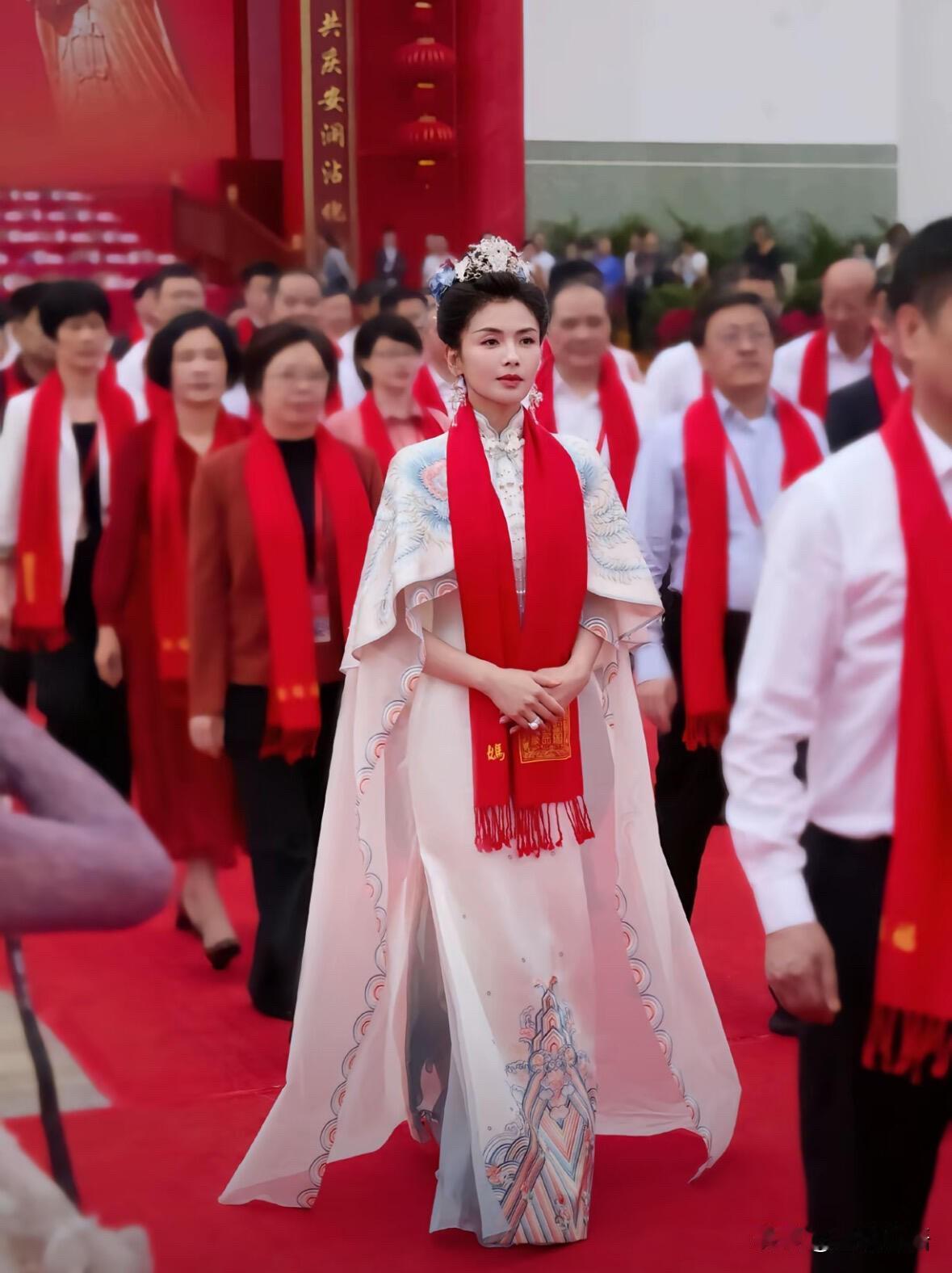 刘涛这“狠人”属性也太绝了

看到《海角88号》里她提女儿17岁要上大学了，我直