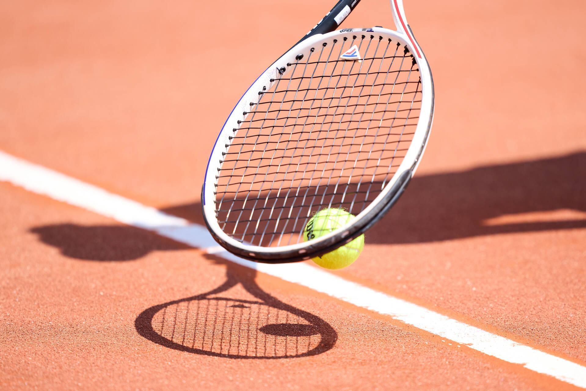 #法网2024# 中国球员今日赛程张之臻冲击男双八强，轮椅网球挥拍🎾张之臻/马