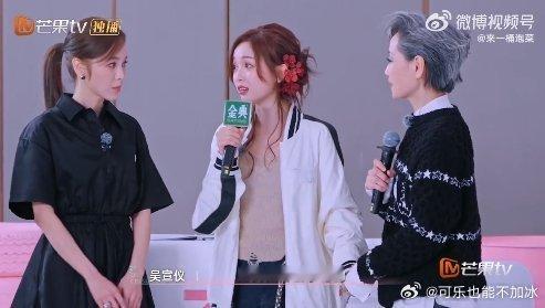 吴宣仪 叶童侯佩岑你们不要再打了啦叶童侯佩岑都在抢吴宣仪，证明了她能力真的很强，