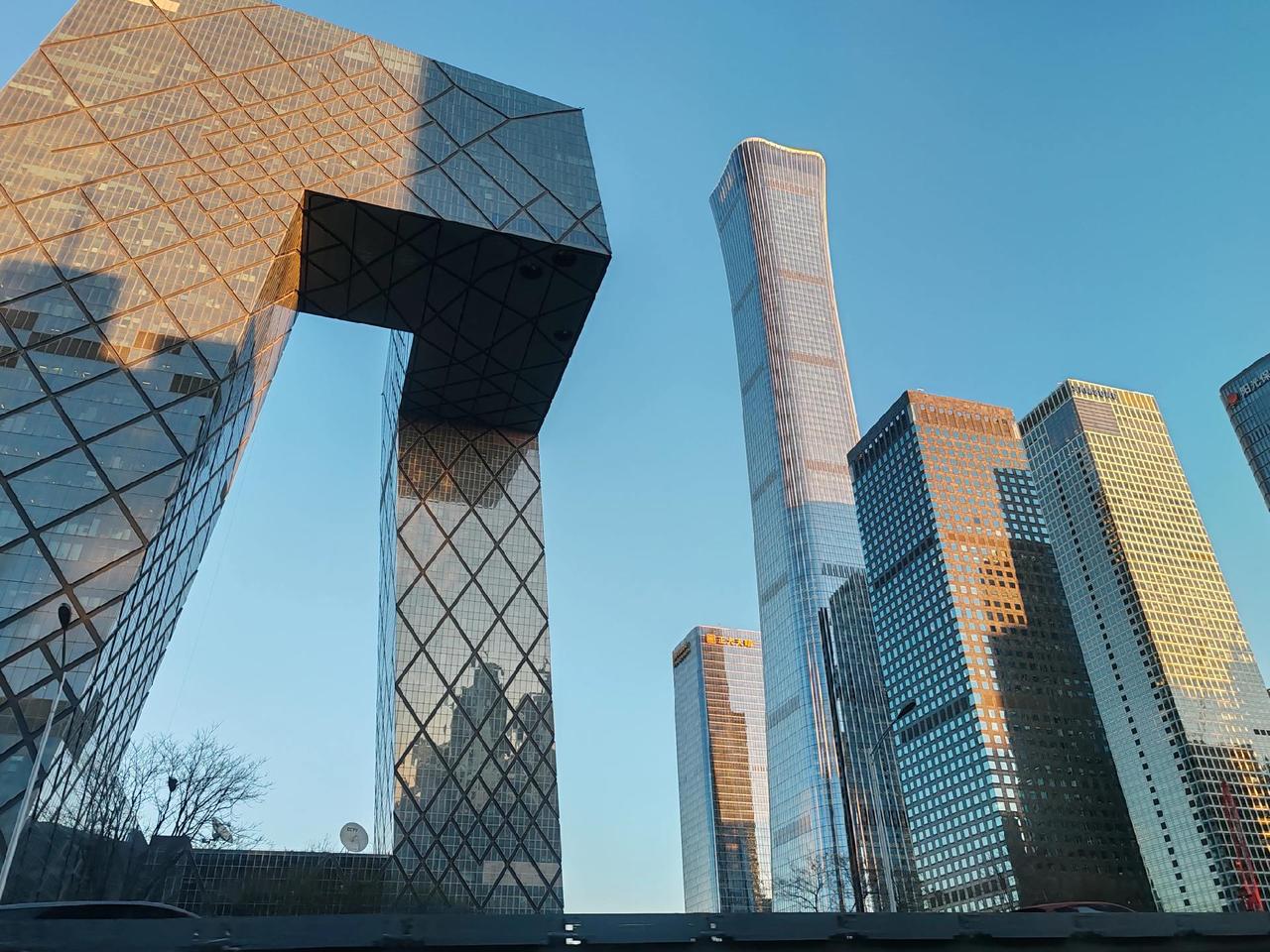 懂得最基本的礼节礼貌和懂感恩，这是人和人交往的基础，在很大程度上，也是人生在正常