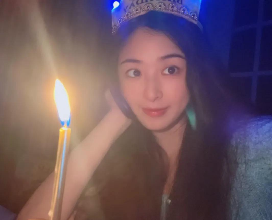 张含韵分享自己35岁生日照
这和唱酸酸甜甜那个时候的她有什么区别啊
看起依旧少女