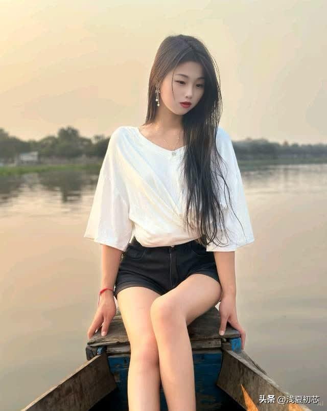 夏日乘船游，白衣飘飘，黑裙飘逸，水天一色，悠然自得。