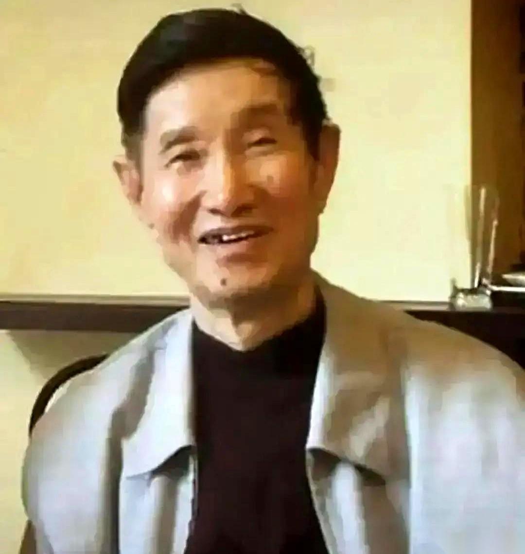 刑满释放两年的徐景贤打开厨房煤气灶，把自己的旧工作证烧毁并用水冲进了下水道。
 