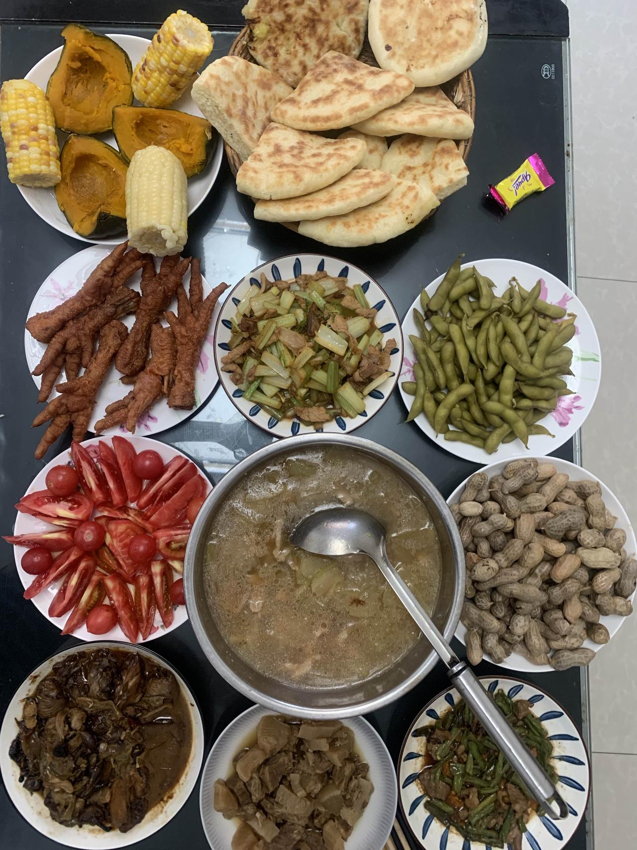 打卡今日晚餐
今日6人份晚餐，仍以素食为主：滑肉片冬瓜汤、西芹炒肉、虎皮凤爪、糖