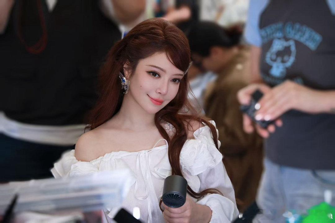 大艺术家大艺术家舞台换装舞台上每一次换装都像艺术绽放，造型切换又美又飒，氛围感拉