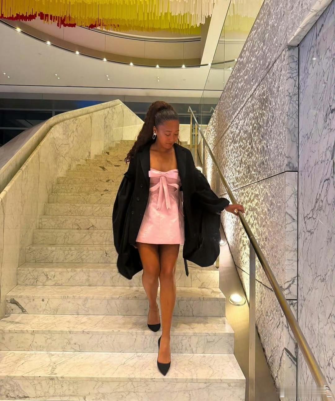 大坂直美和吉克隽逸撞造型 大坂直美与吉克隽逸的意外“撞衫”，真是让人眼前一亮！从