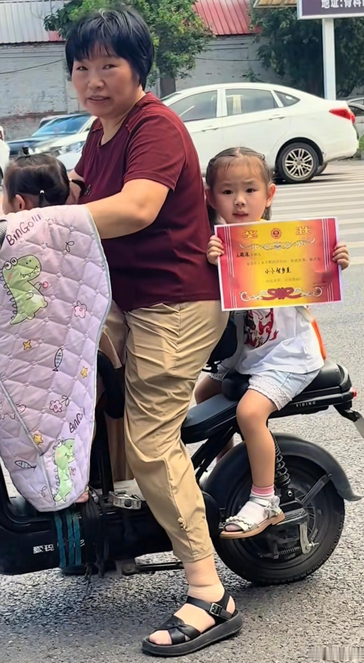 请用你的家乡话夸夸她～～谢谢。[嘻嘻] ​​​