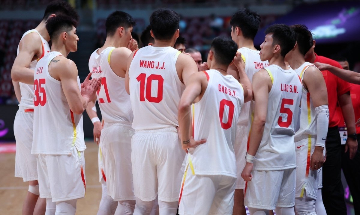 一觉醒来，中国男篮93-88险胜沙特。胡金秋20分、赵睿19分，对面竟然有一个能