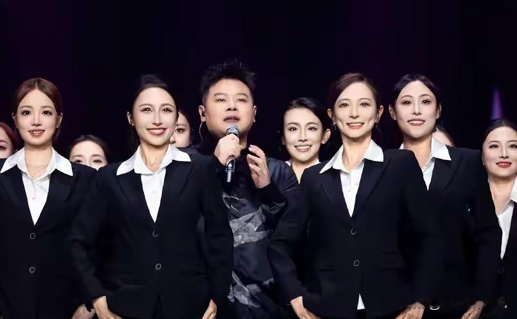 这些天，很多人都很好奇一个问题: 

岳云鹏这样一个其貌不扬的相声演员都能开演唱