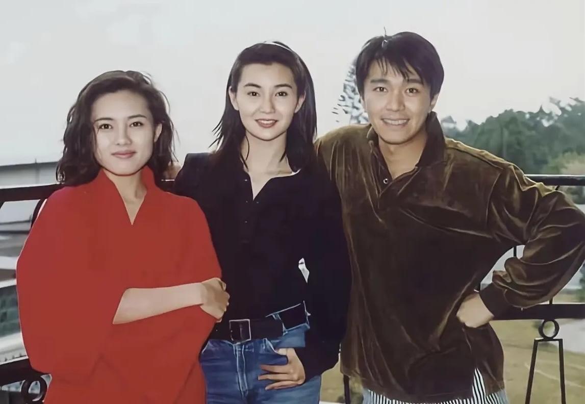 1992年，周星驰与张曼玉、李丽珍在电影《家有喜事》剧组合影。

当时的港星，真