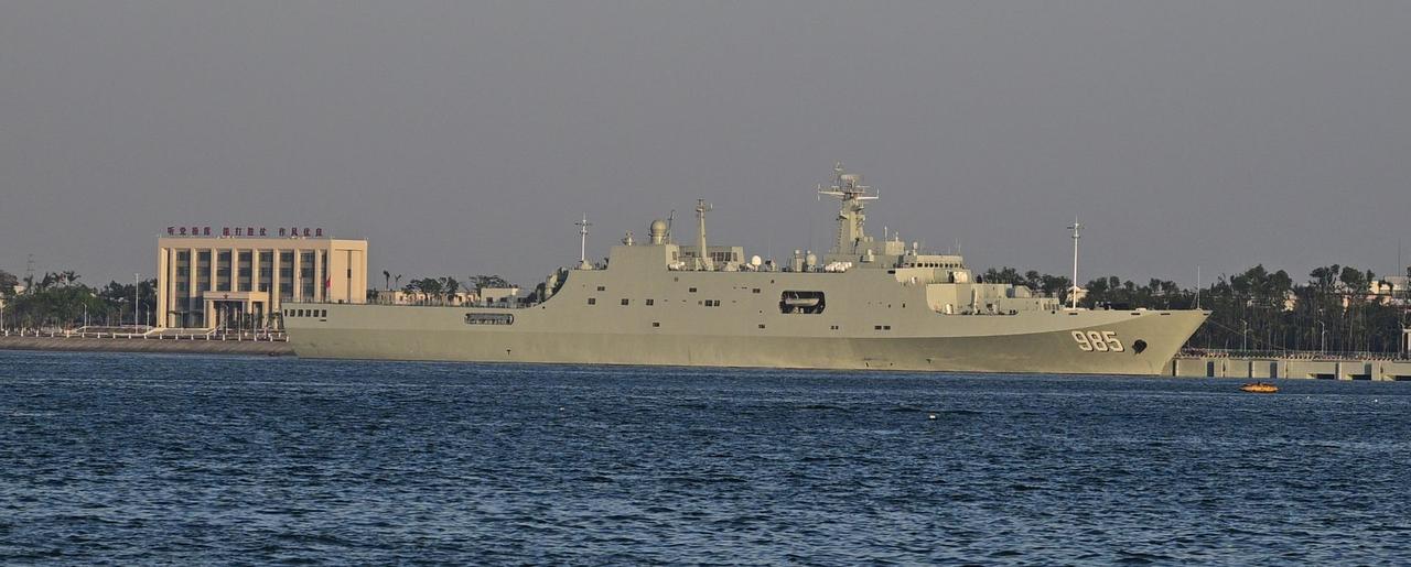 军港的码头上停放着两艘071船坞登陆舰和1艘075两栖攻击舰，这三条船，可以一次