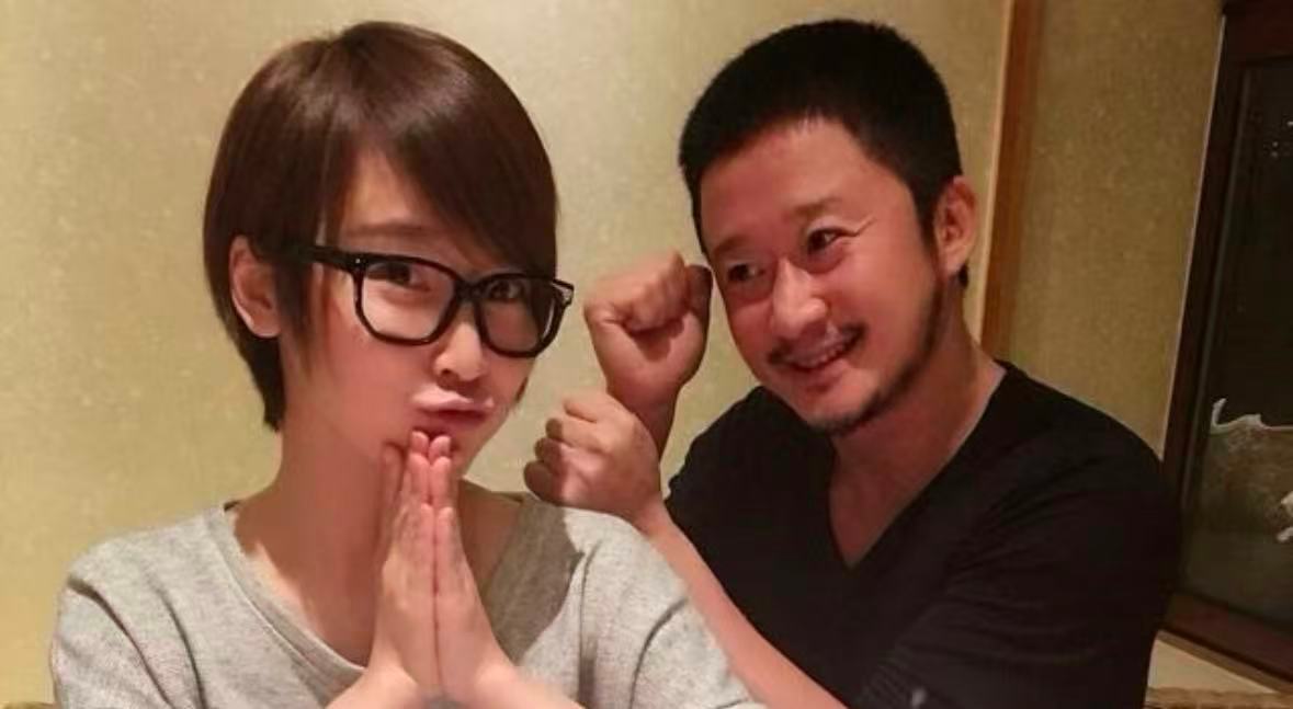 吴京 短中庭大眼睛娃娃脸 谁懂啊！的合照特别温馨松弛呀！吴京顶着一张娃娃脸，在老