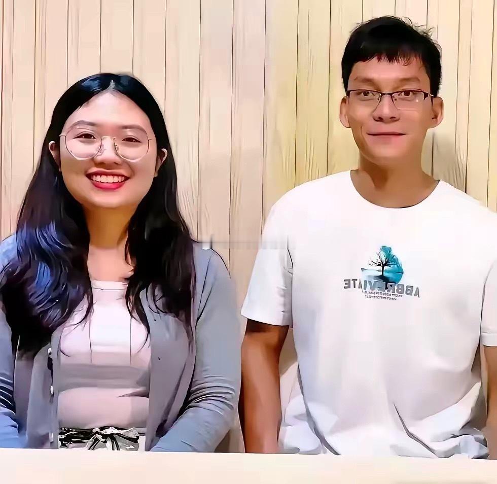 唐尚珺很聪明，自己如今还是大学生，可是直播的时候也懂得雇佣一个研究生跟自己一起直