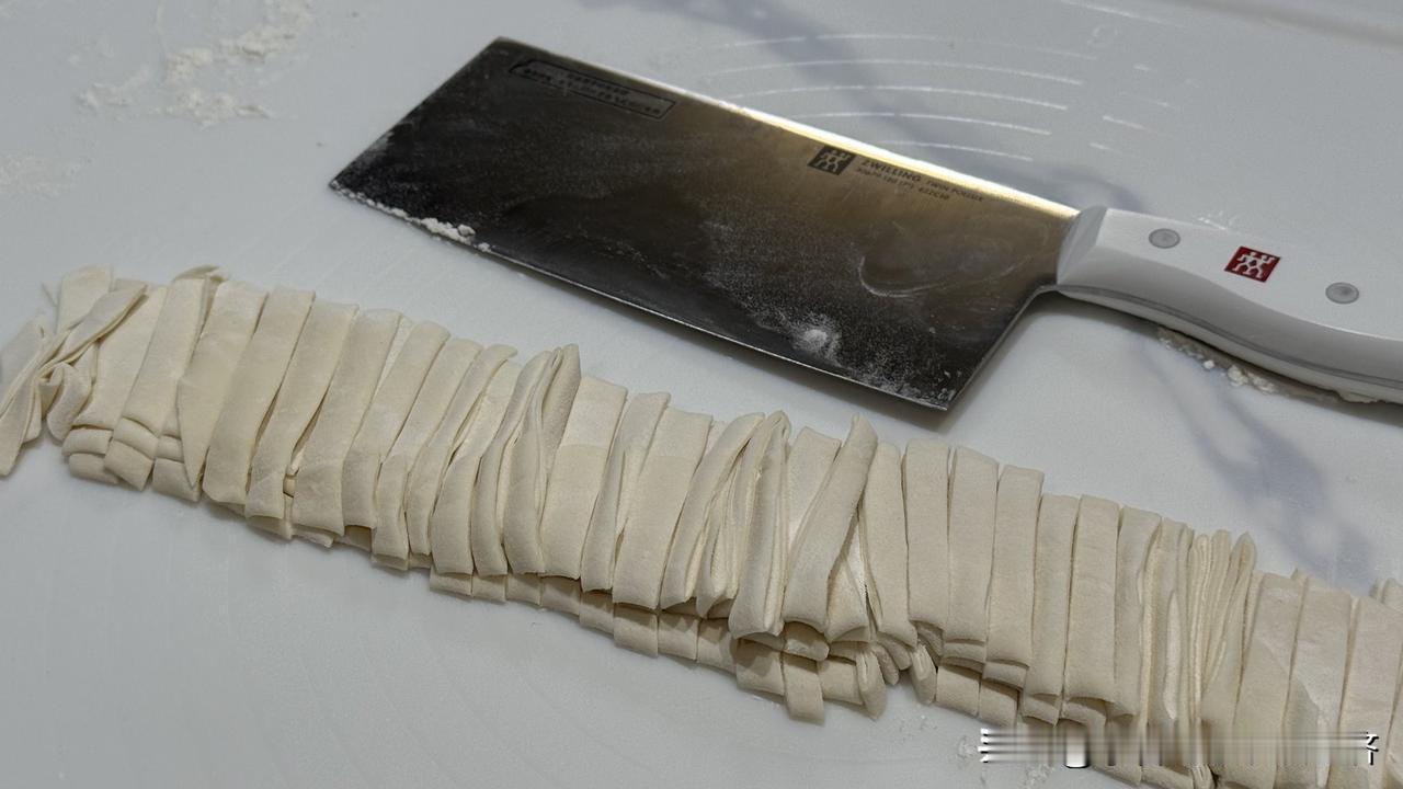 这个擀面条儿手擀面估计很少有人去做了吧。我估计现在00后的孩子都不知道这几张图是